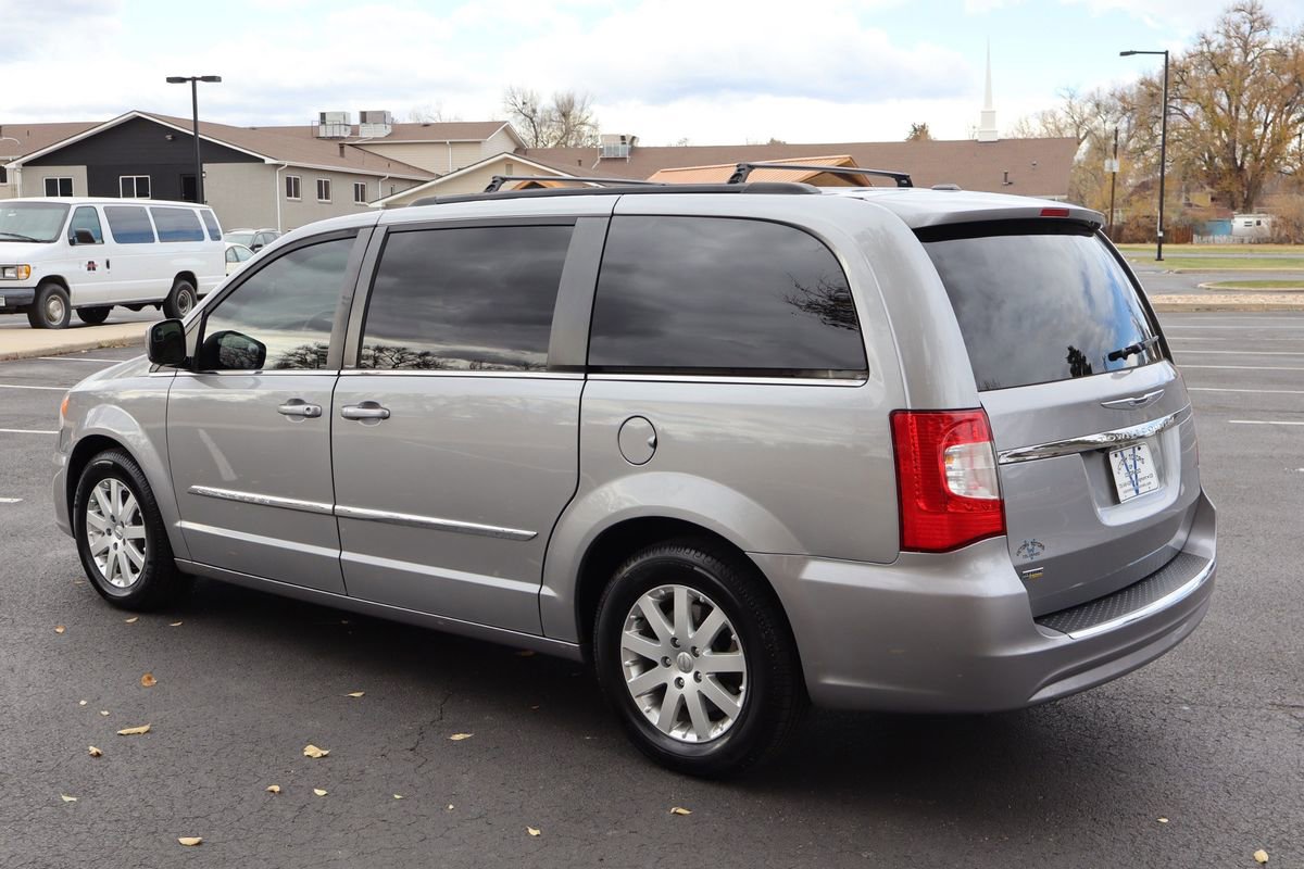 Used 2013 Chrysler Town & Country Touring image 8