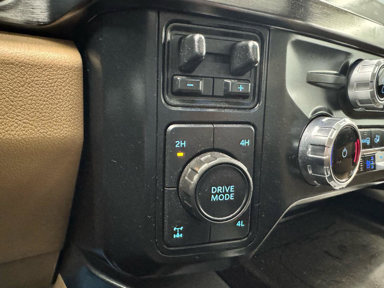 Used 2023 Ford F350 Lariat w/ Lariat Ultimate Package AWD/4WD image 27