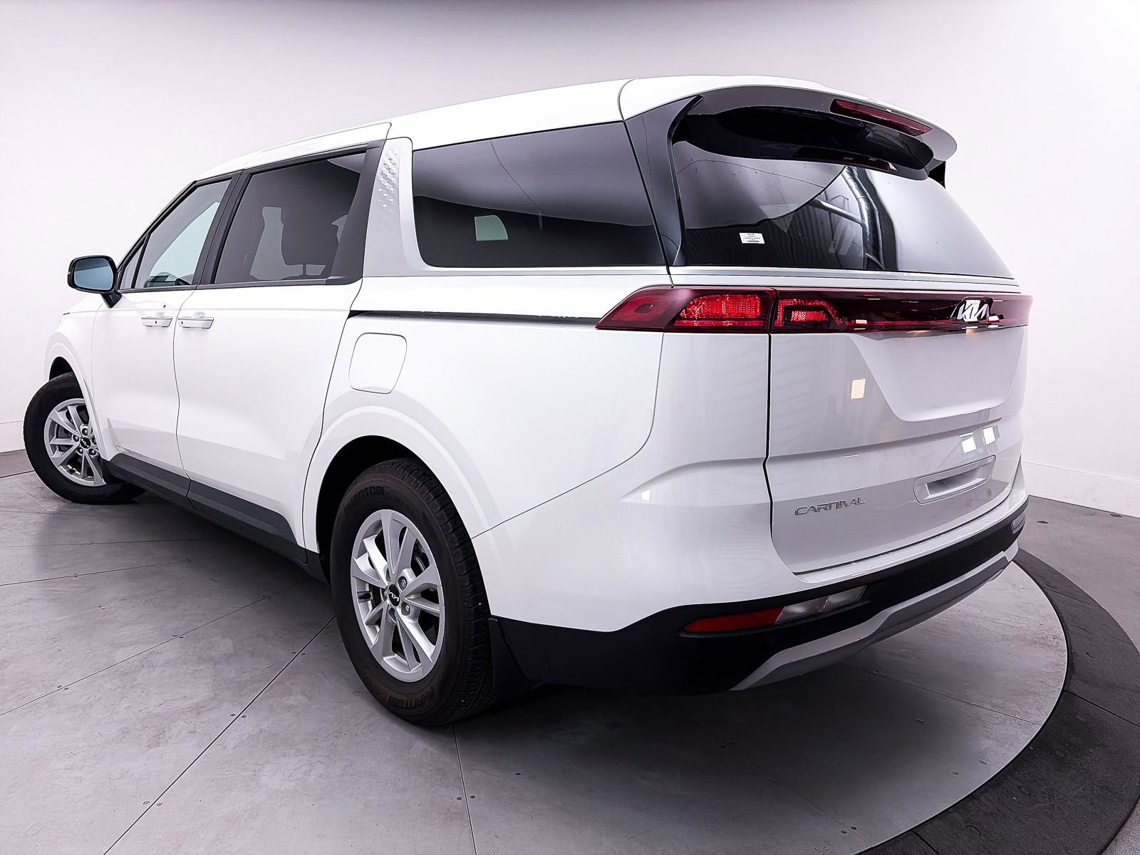 Used 2024 Kia Carnival LX image 2