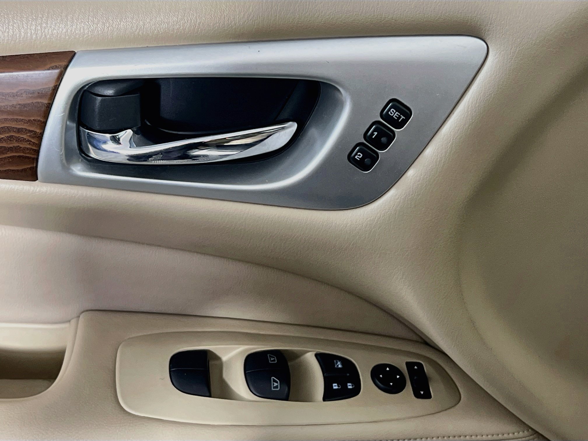 Used 2018 Nissan Pathfinder Platinum FWD image 16