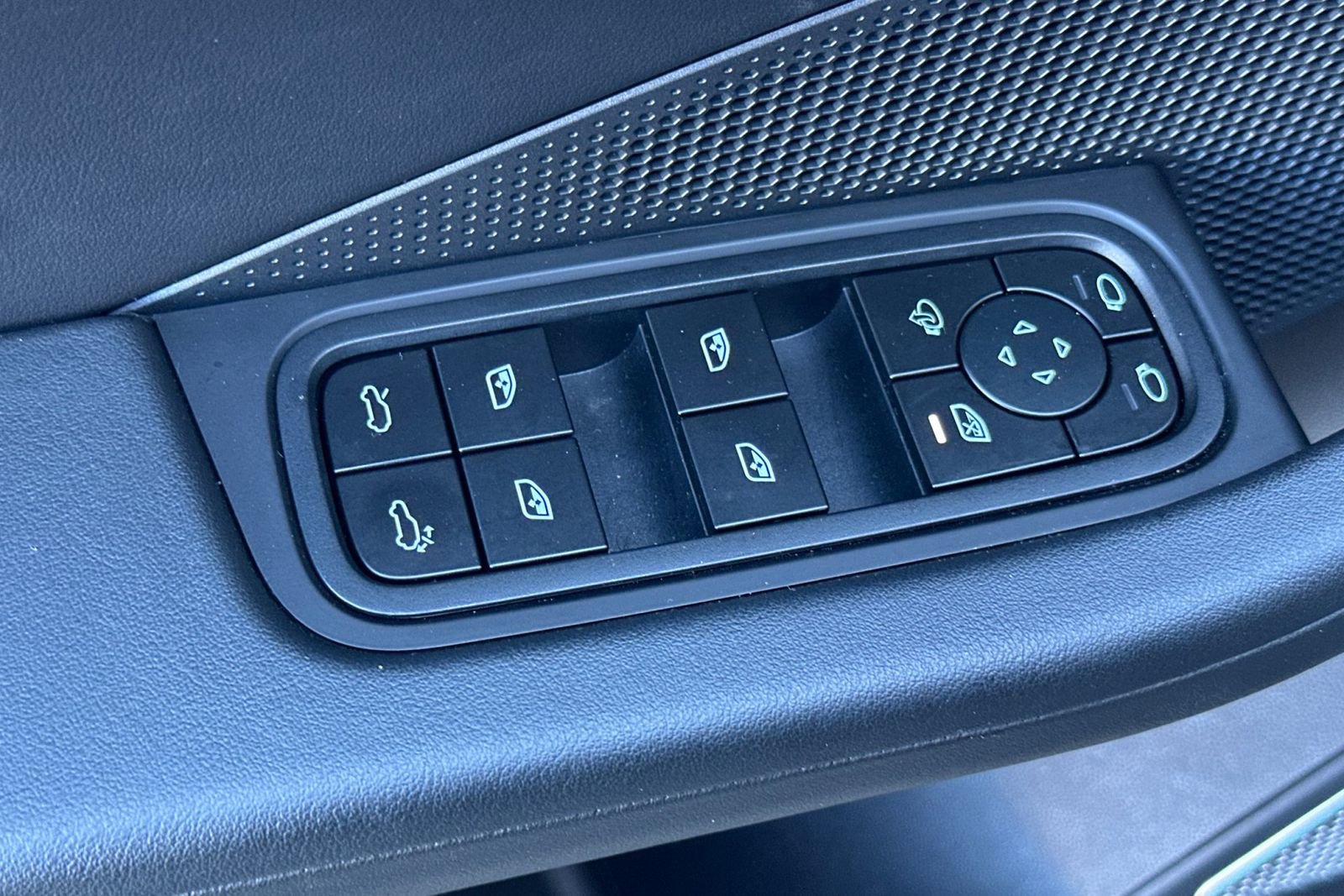 Certified 2025 Porsche Macan 4S Electric image 13