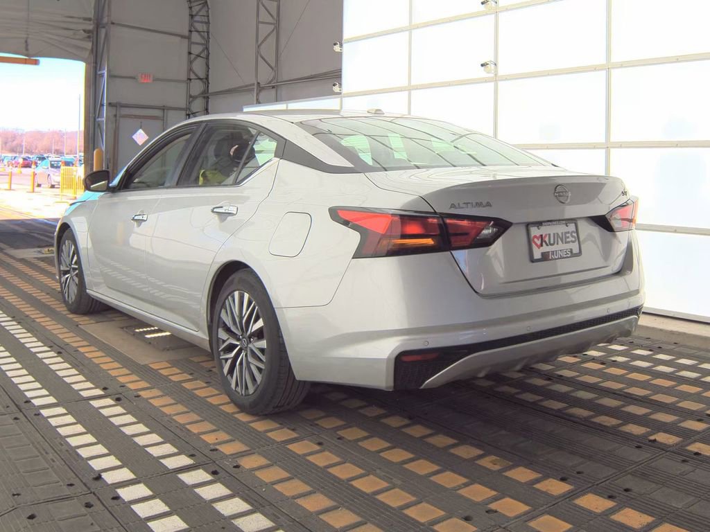 Used 2024 Nissan Altima 2.5 SV image 9