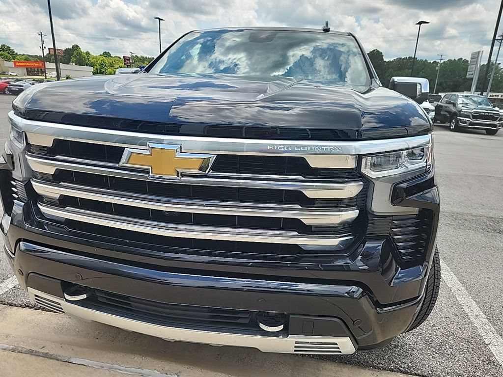 Used 2024 Chevrolet Silverado 1500 High Country w/ High Country Premium Package AWD/4WD image 3