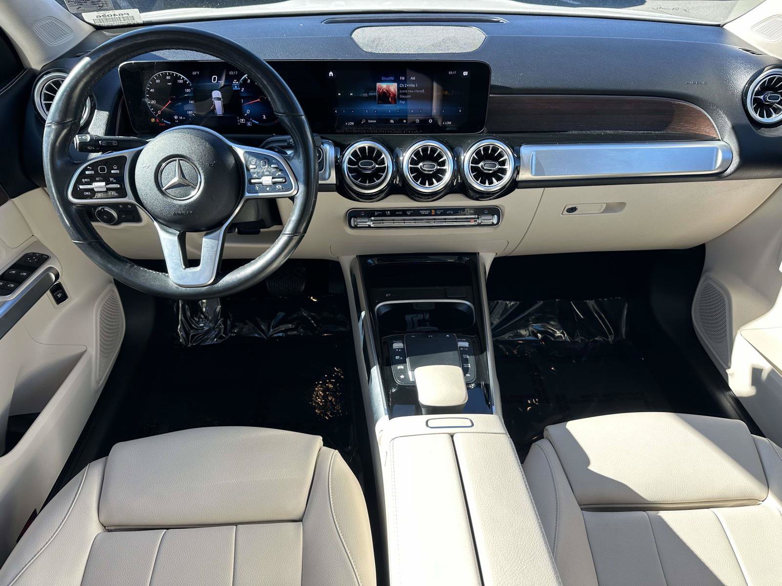 Used 2023 Mercedes-Benz GLB 250 4MATIC w/ Premium Package image 9