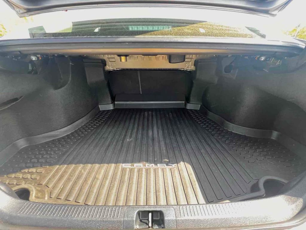 Used 2020 Toyota Camry XLE w/ Sunroof Package image 32