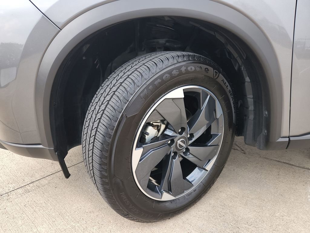 Used 2025 Nissan Rogue SV image 30