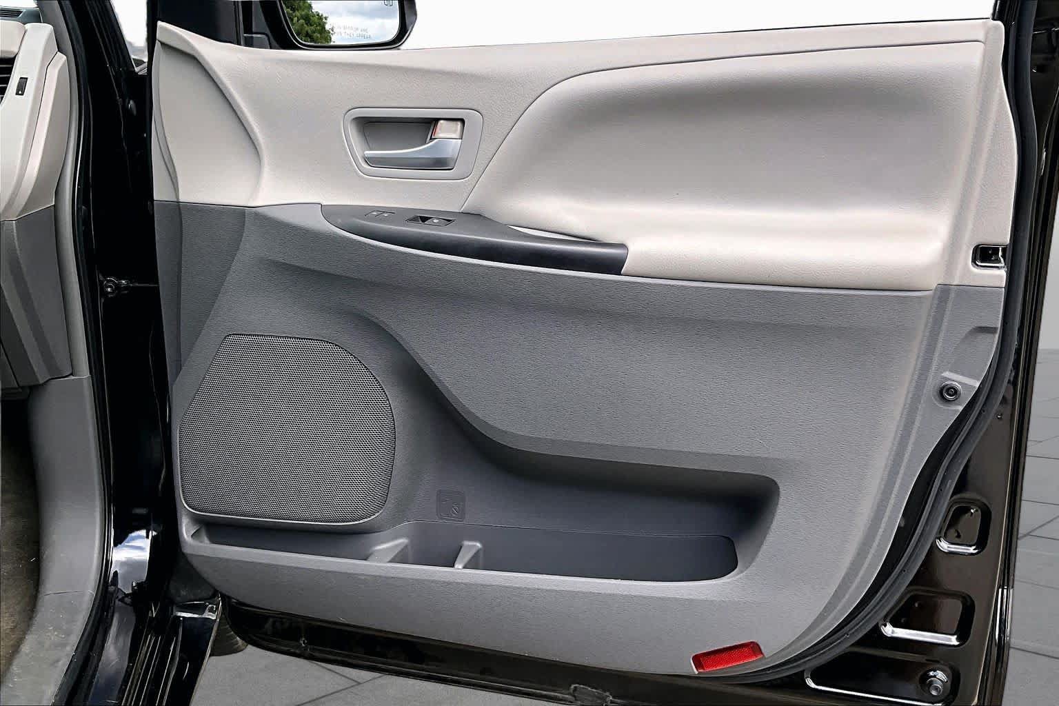 Used 2015 Toyota Sienna LE FWD image 22