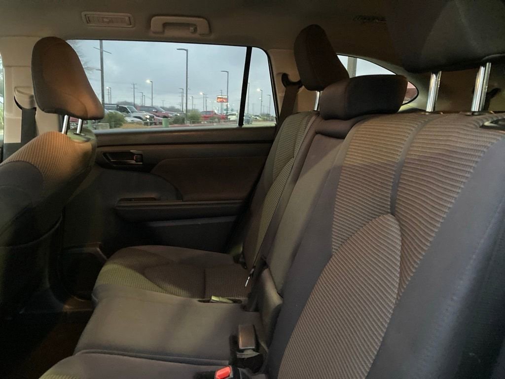 Used 2025 Toyota Highlander LE image 11