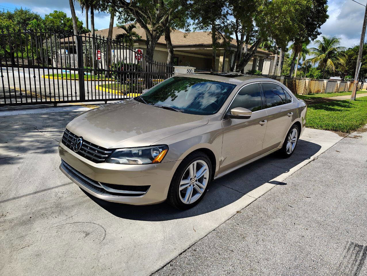 Used 2015 Volkswagen Passat TDI SE image 2