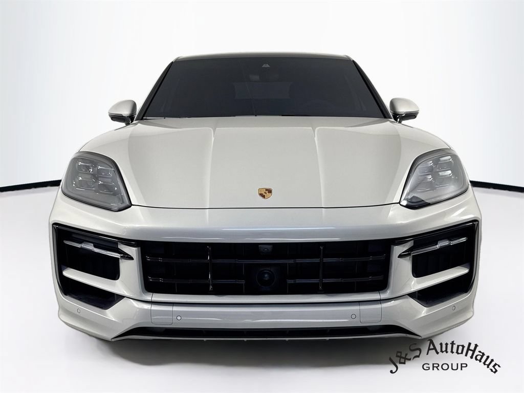 Used 2025 Porsche Cayenne GTS AWD/4WD image 2