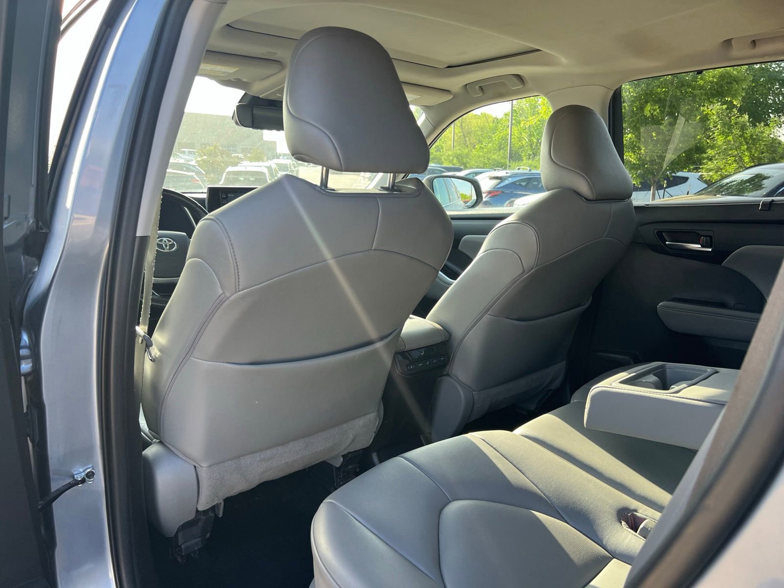 Used 2021 Toyota Highlander XLE image 18