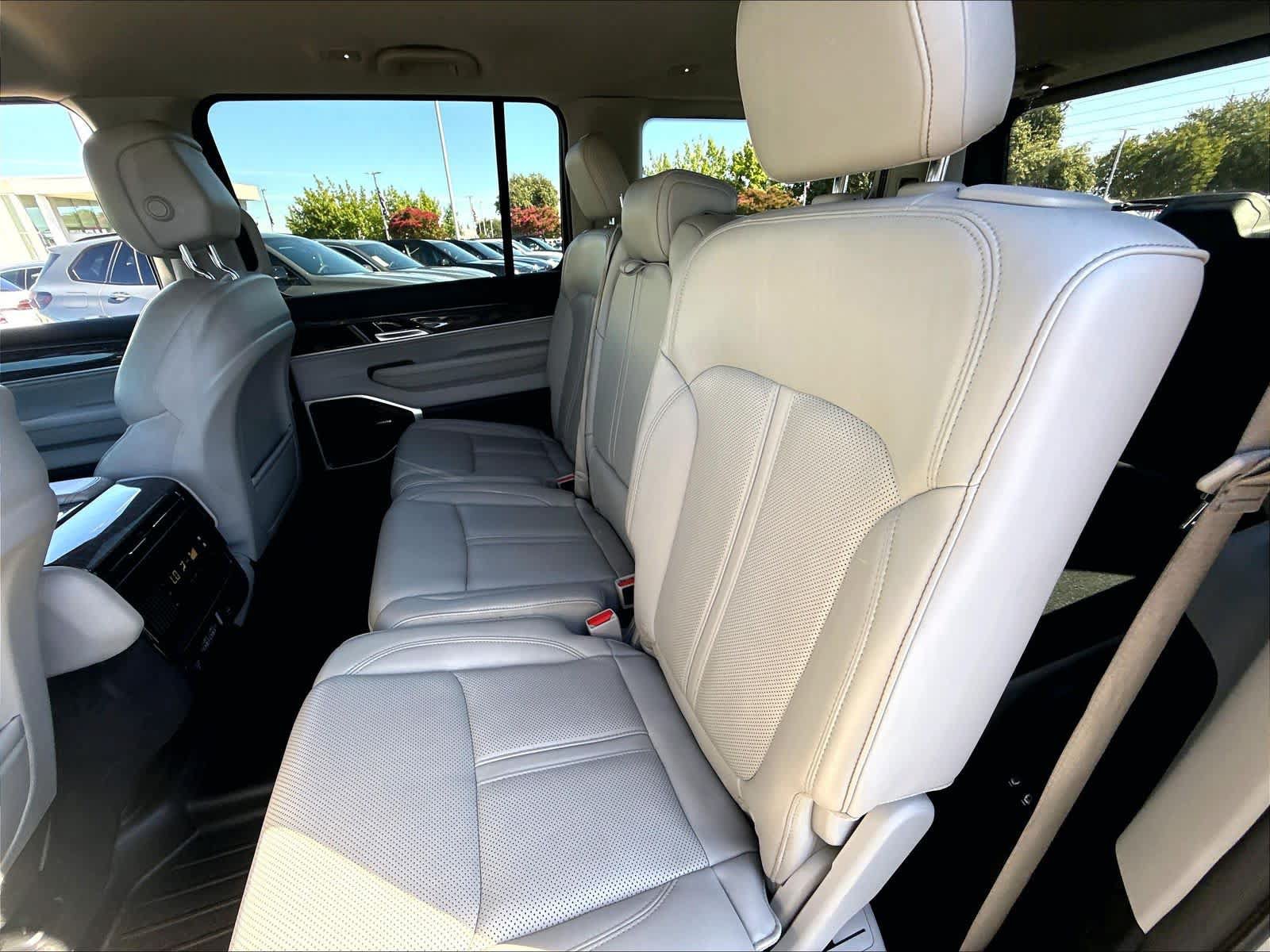 Used 2022 Jeep Wagoneer Series III AWD/4WD image 25
