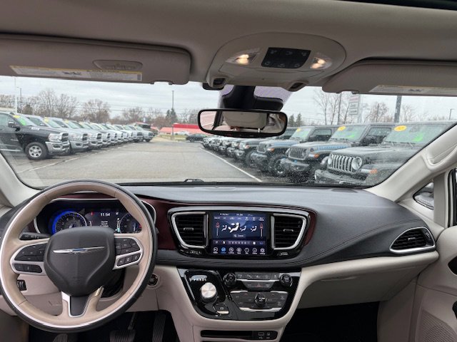 Used 2020 Chrysler Pacifica Limited w/ Tire & Wheel Group image 5