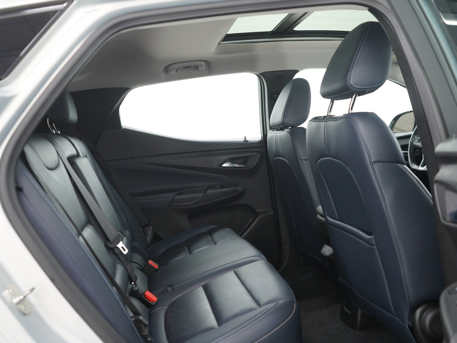 Used 2022 Chevrolet Bolt EUV Premier w/ Sun & Sound Package FWD image 12