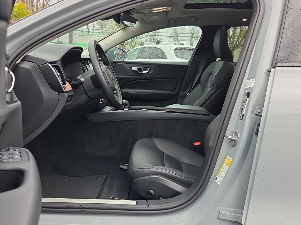 Certified 2025 Volvo V60 B5 Cross Country Plus image 4