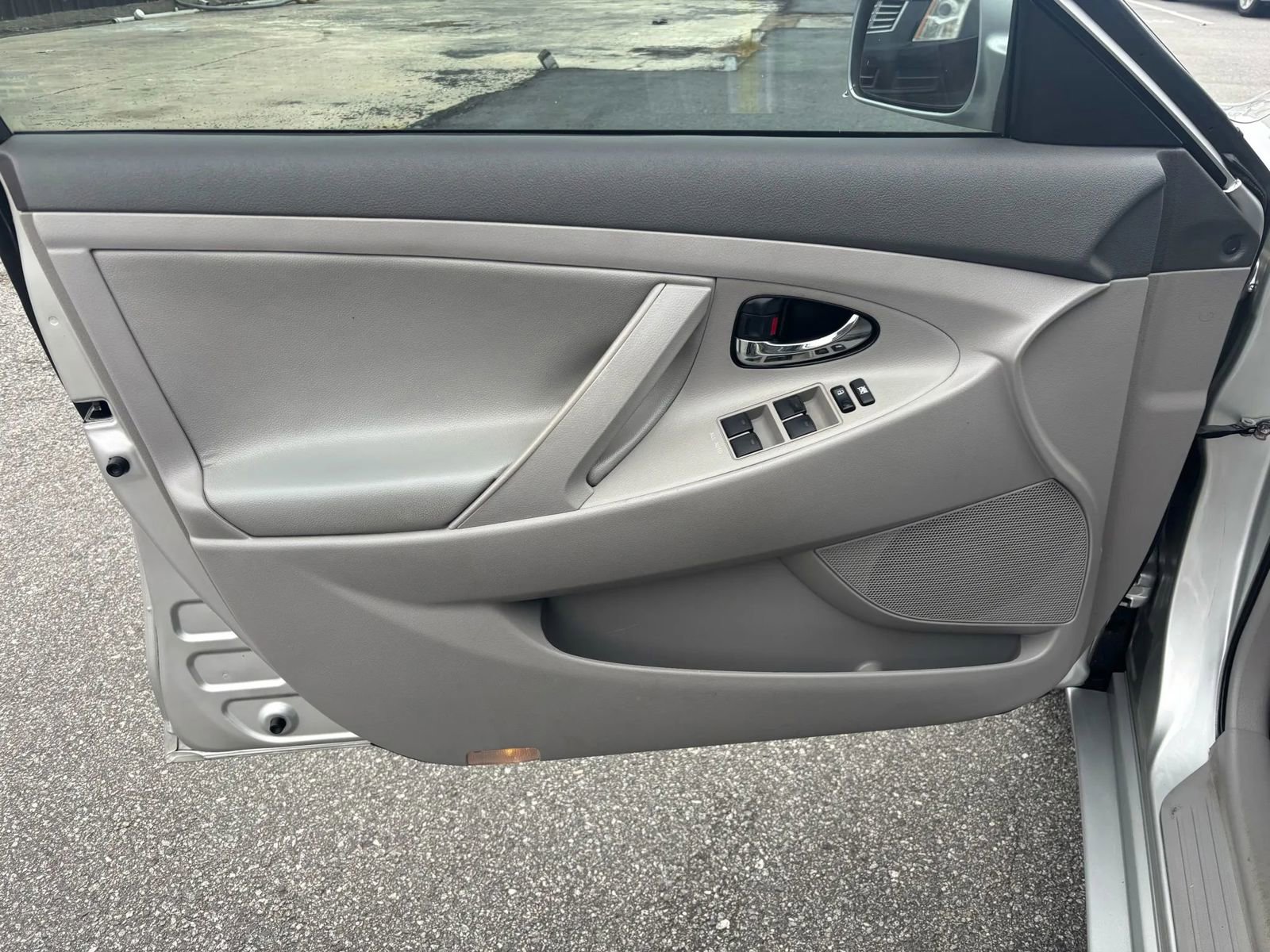 Used 2010 Toyota Camry LE image 7