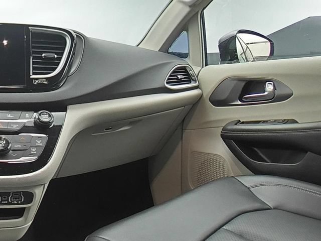 Used 2024 Chrysler Pacifica Touring-L FWD image 25