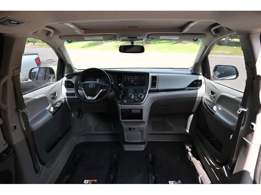 Used 2017 Toyota Sienna XLE Premium image 21