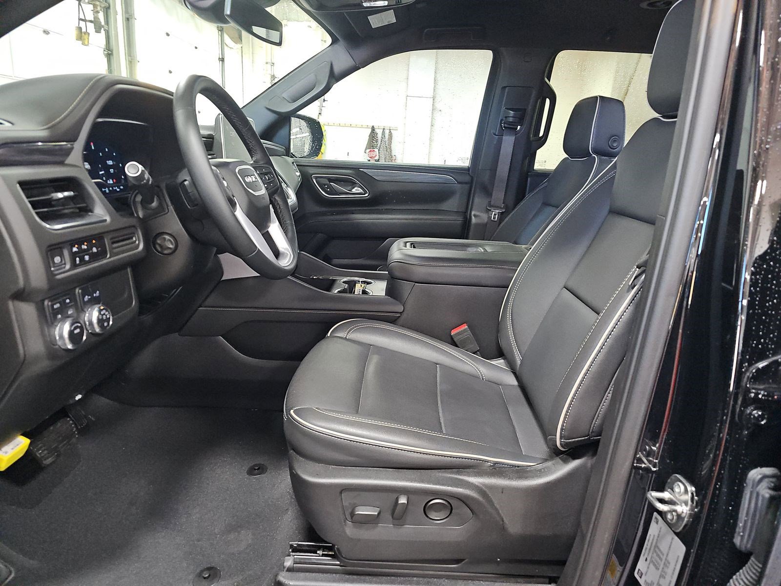 Used 2024 GMC Yukon SLT w/ SLT Luxury Package image 13