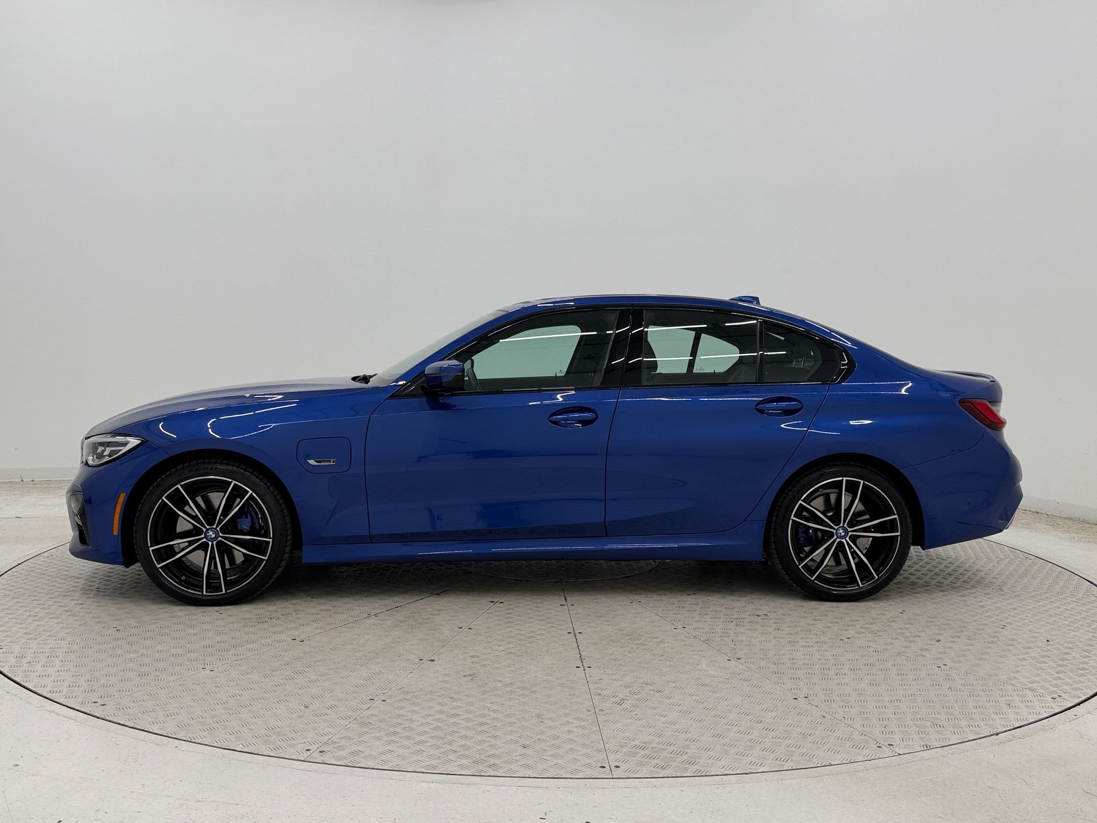 Used 2022 BMW 330e xDrive w/ M Sport Package AWD/4WD image 2