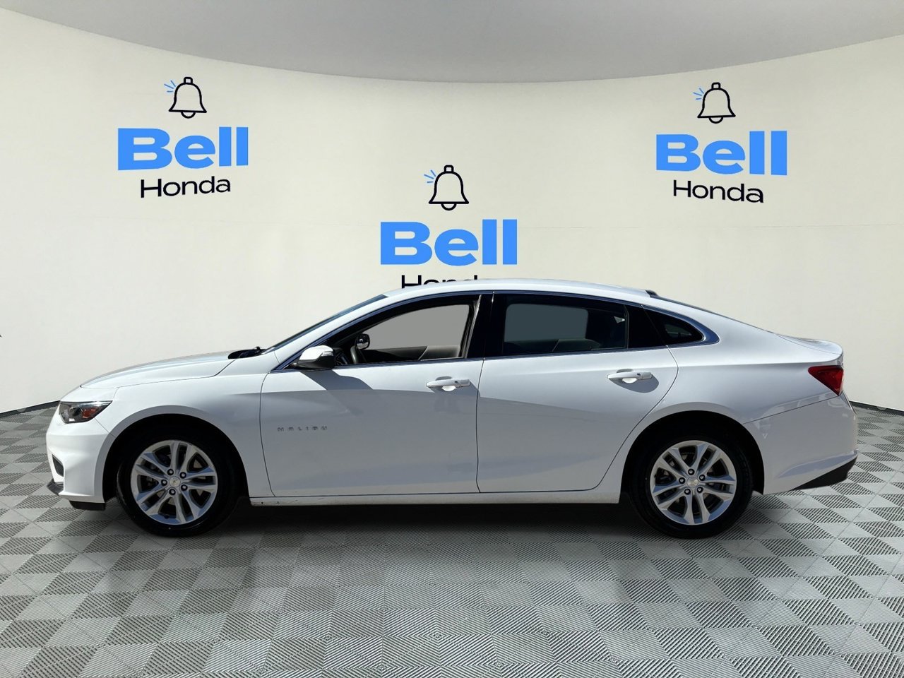 Used 2018 Chevrolet Malibu LT FWD image 2