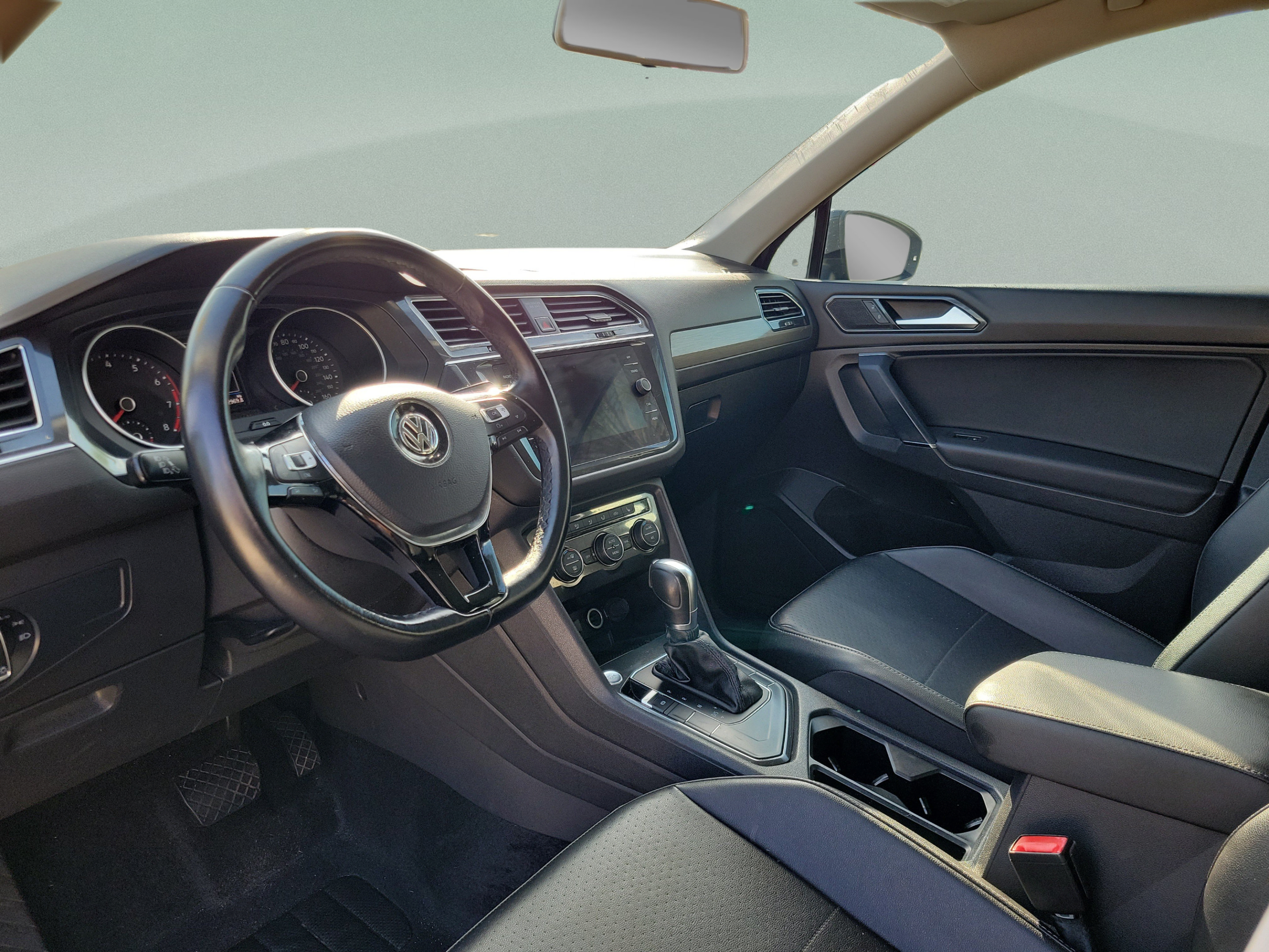 Used 2018 Volkswagen Tiguan SE w/ Panoramic Sunroof Package FWD image 9