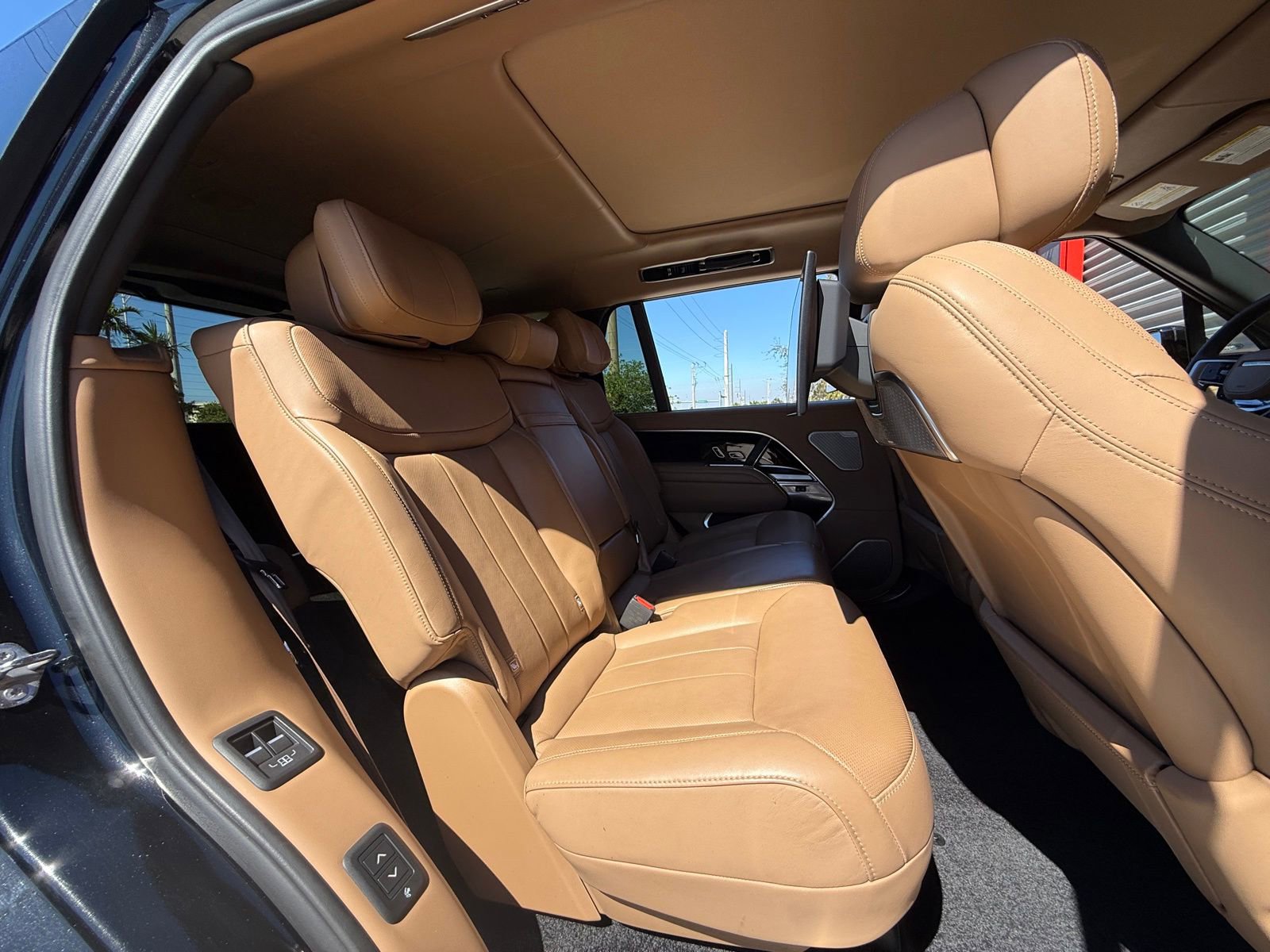 Used 2024 Land Rover Range Rover Long Wheelbase Autobiography image 12