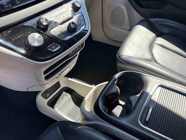Used 2023 Chrysler Pacifica Touring-L FWD image 25