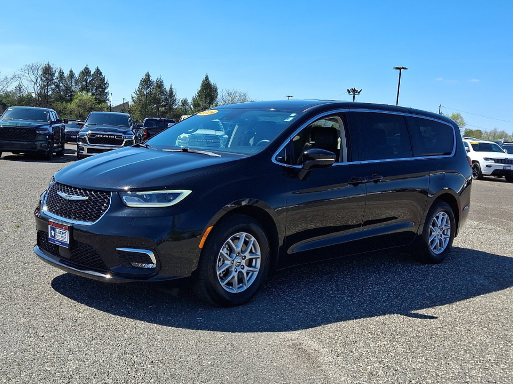 Used 2024 Chrysler Pacifica Touring-L FWD image 6