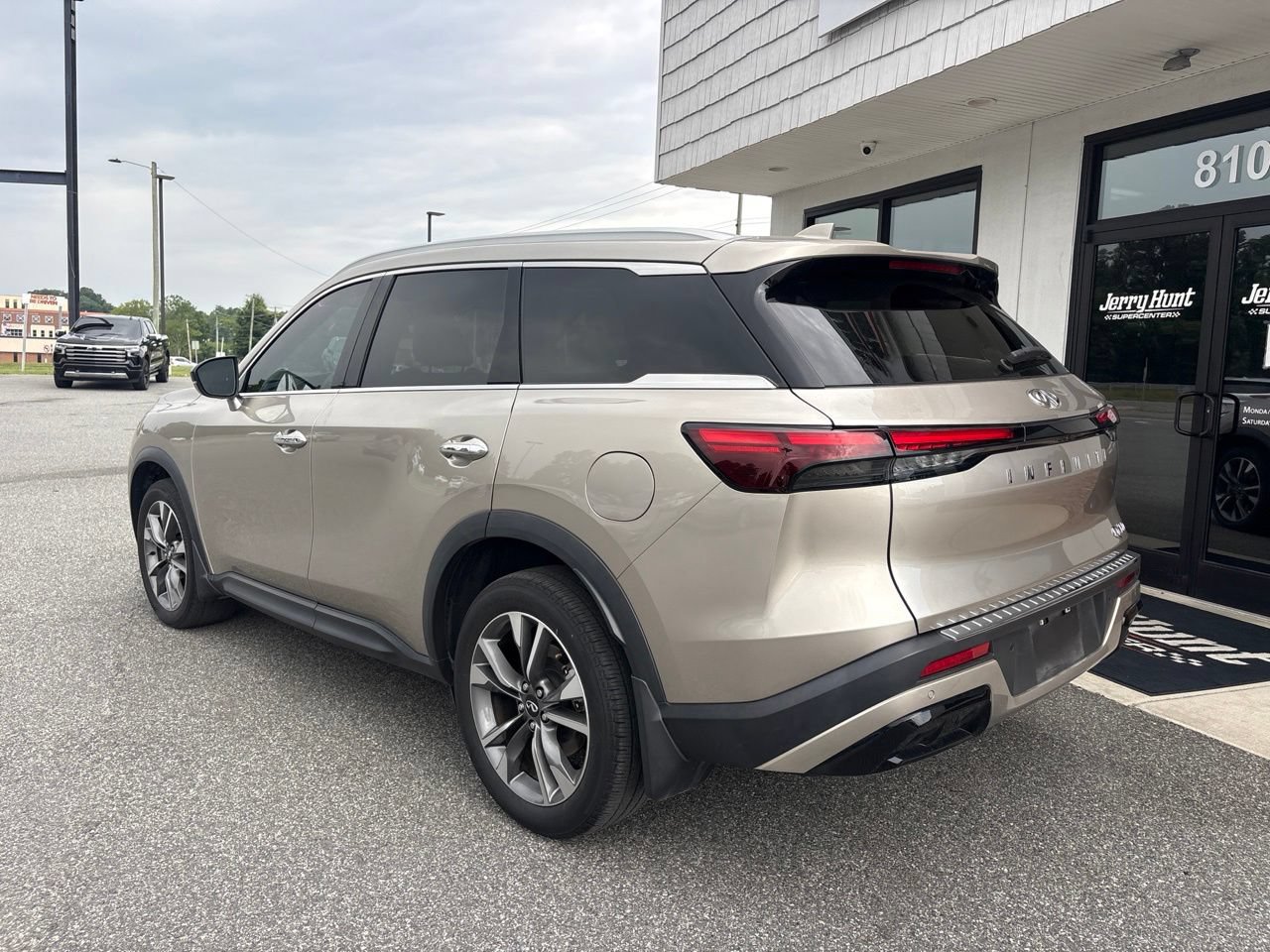 Used 2023 INFINITI QX60 Luxe w/ Cargo Package FWD image 6