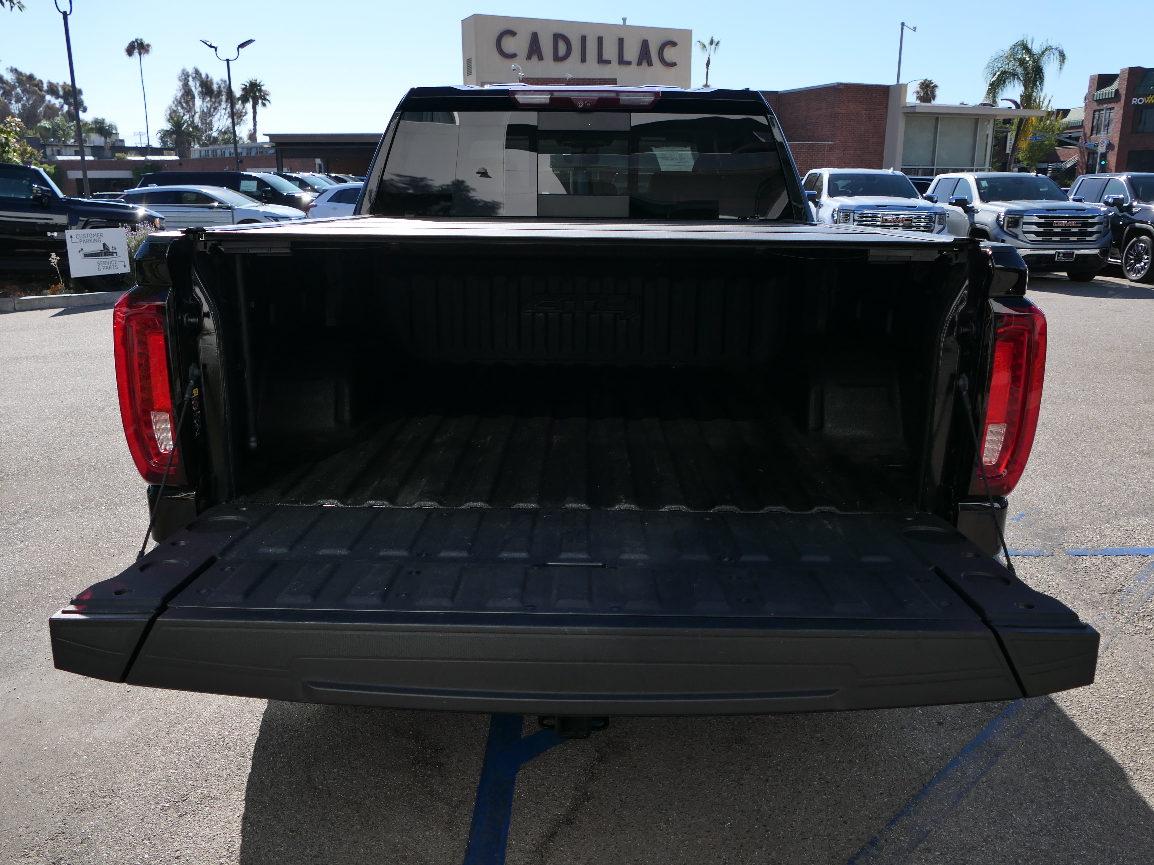 Used 2023 GMC Sierra 1500 AT4 w/ AT4 Premium Package AWD/4WD image 5