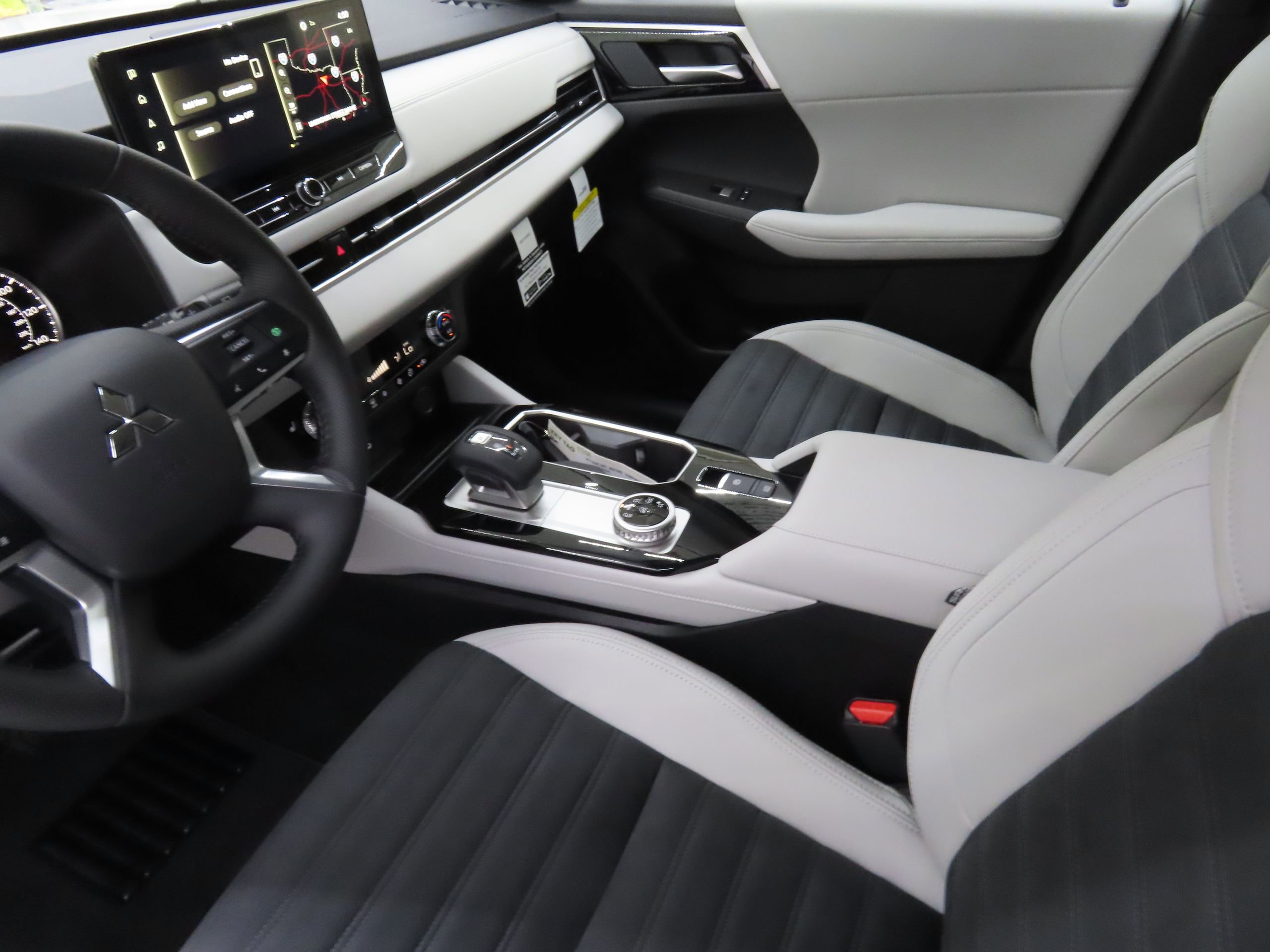 New 2025 Mitsubishi Outlander SE image 17