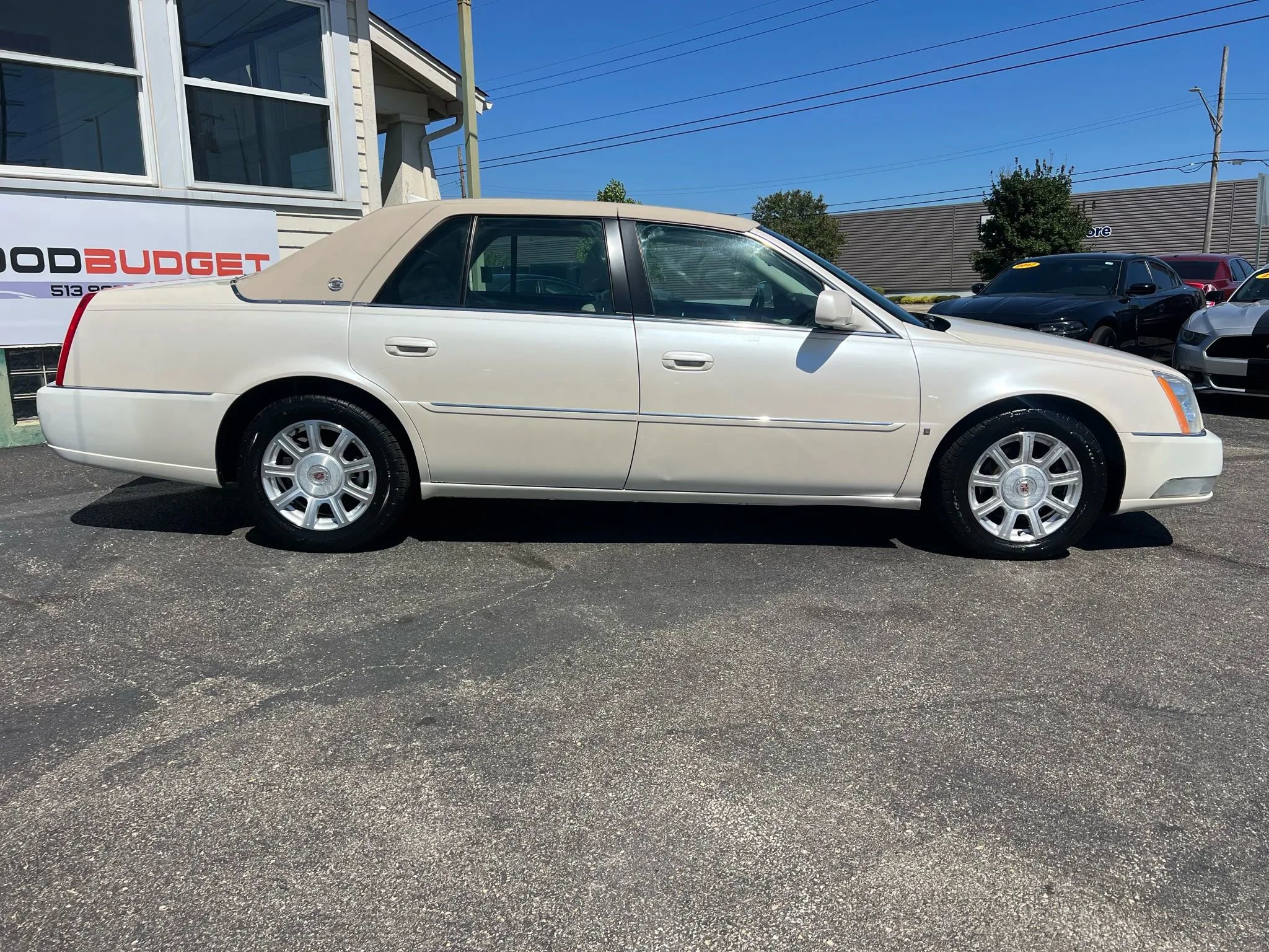 Used 2009 Cadillac DTS w/ Trunk Convenience Package FWD image 6