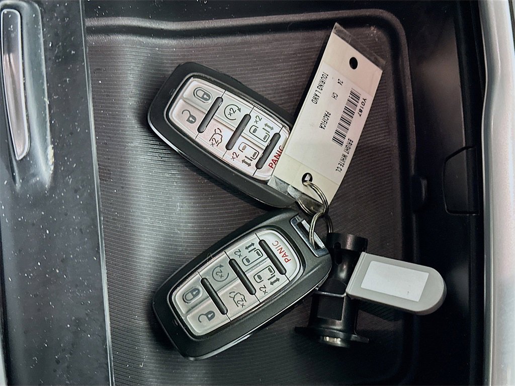 Used 2024 Chrysler Pacifica Touring-L image 34