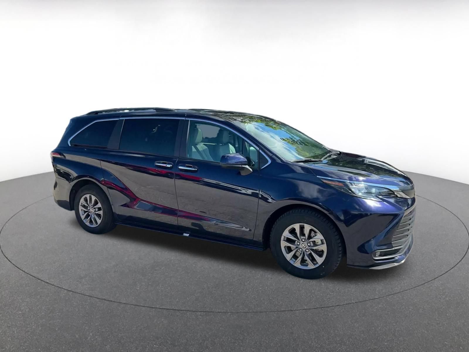 Used 2025 Toyota Sienna XLE FWD image 2
