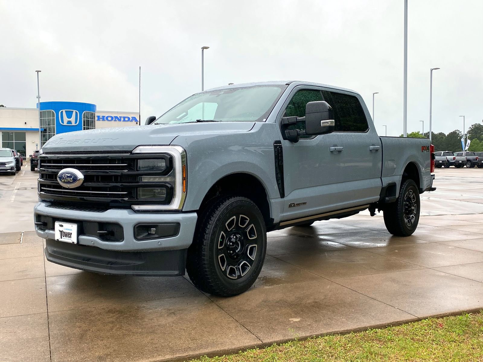 Used 2025 Ford F250 Platinum w/ FX4 Off-Road Package image 3