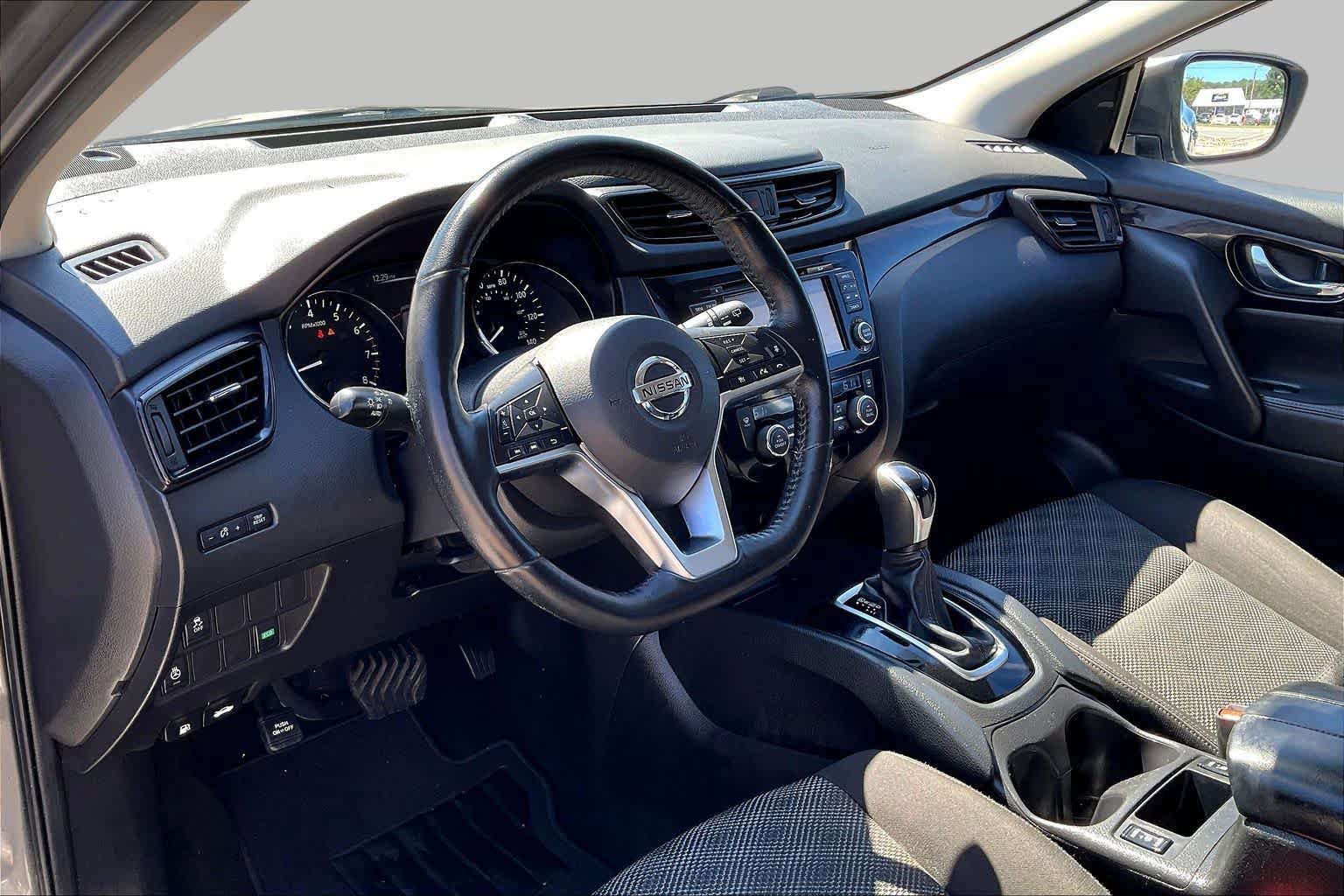 Used 2018 Nissan Rogue Sport SV w/ SV Technology Package FWD image 17