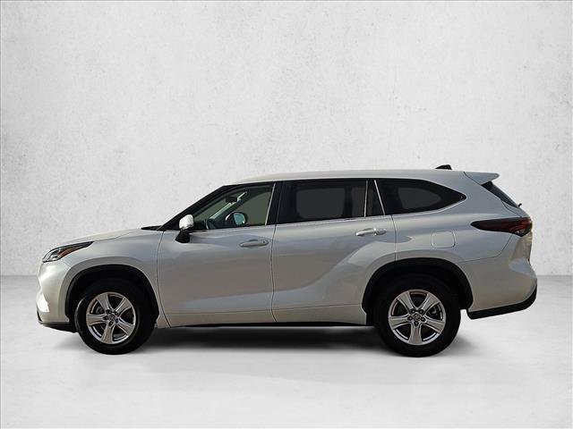 Used 2025 Toyota Highlander LE FWD image 9