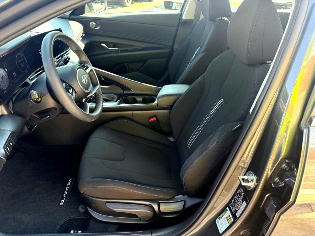 Used 2024 Hyundai Elantra SEL w/ Convenience Package image 3