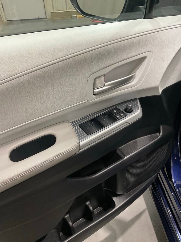 Used 2026 Toyota Sienna XLE image 7