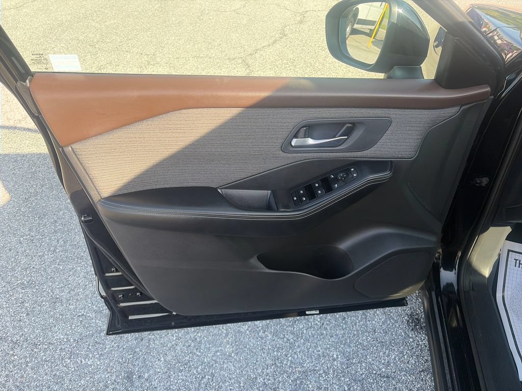Used 2023 Nissan Rogue SV FWD image 11