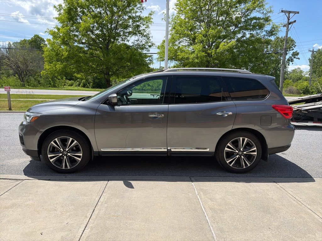 Used 2017 Nissan Pathfinder Platinum w/ Family Entertainment Package AWD/4WD image 4
