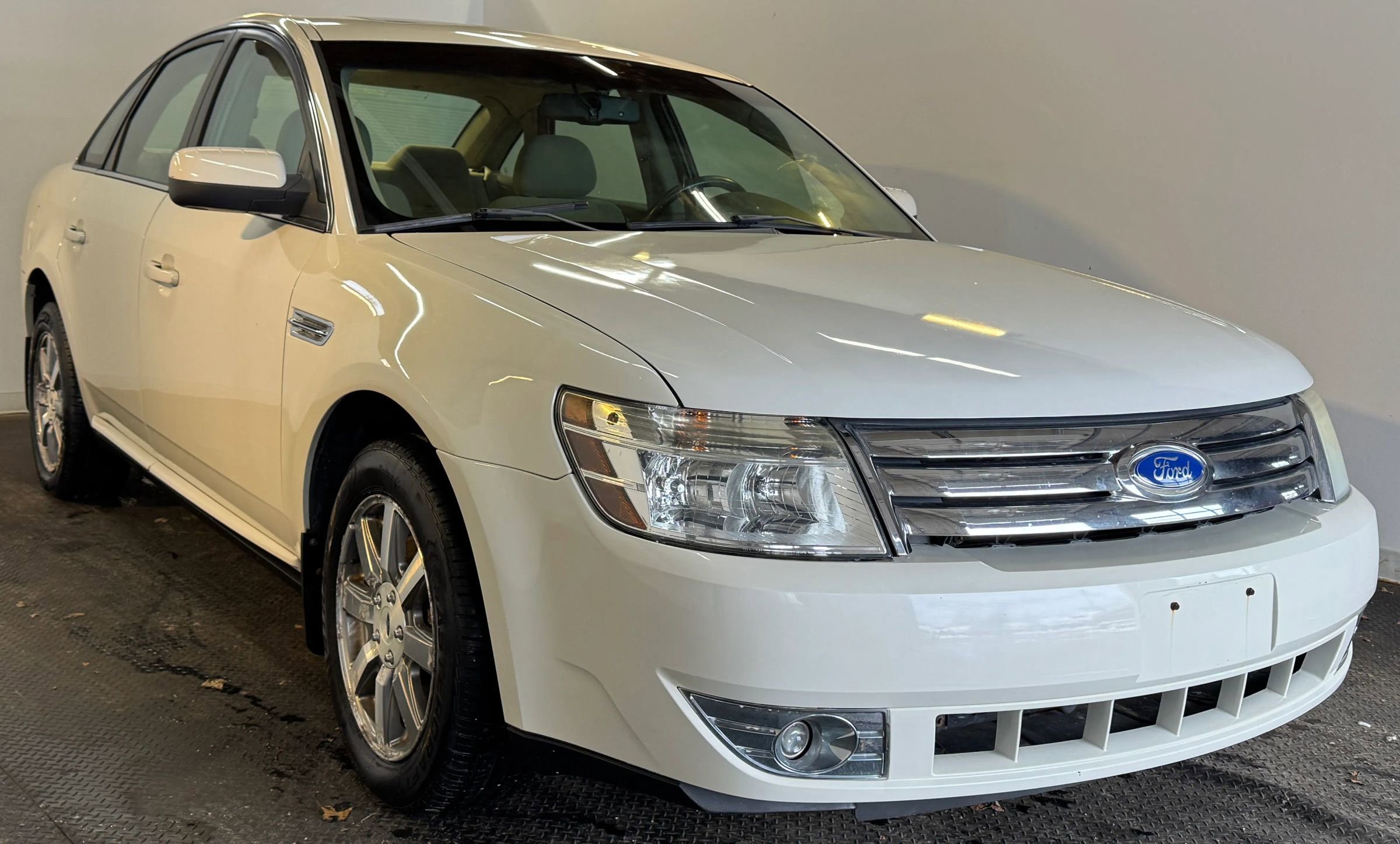 Used 2009 Ford Taurus SEL image 4