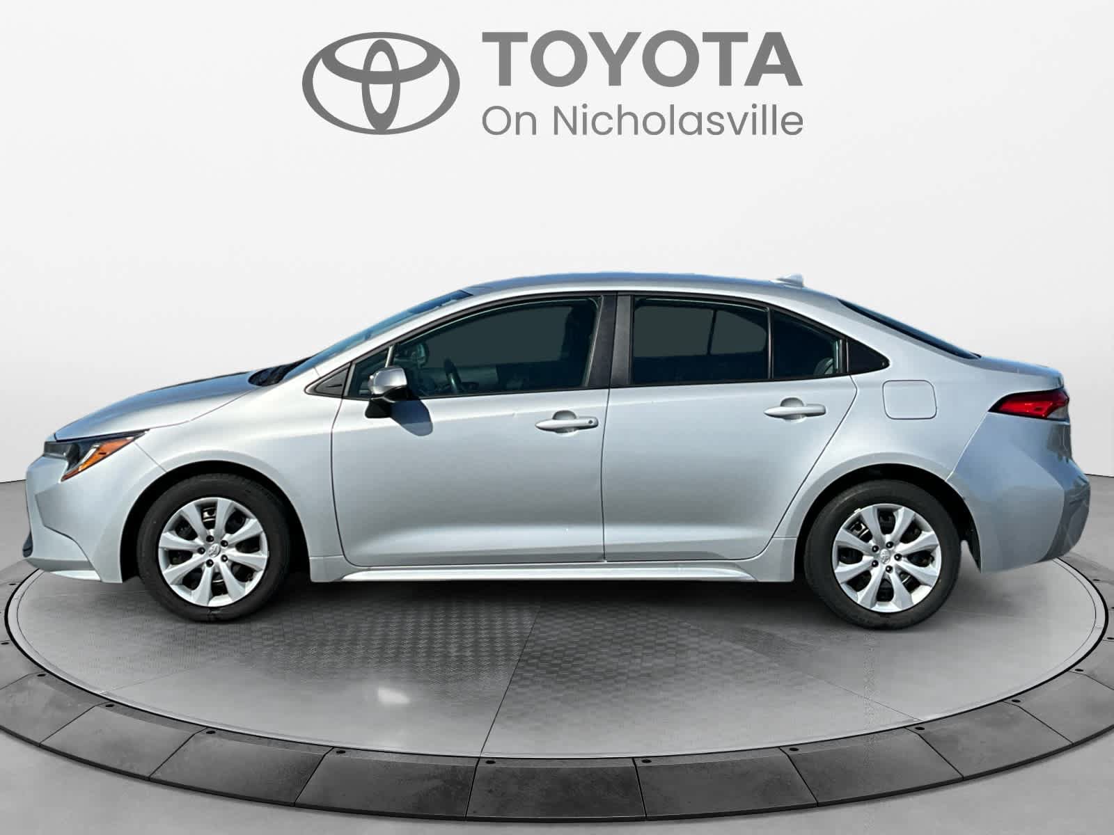 Used 2024 Toyota Corolla LE FWD image 2