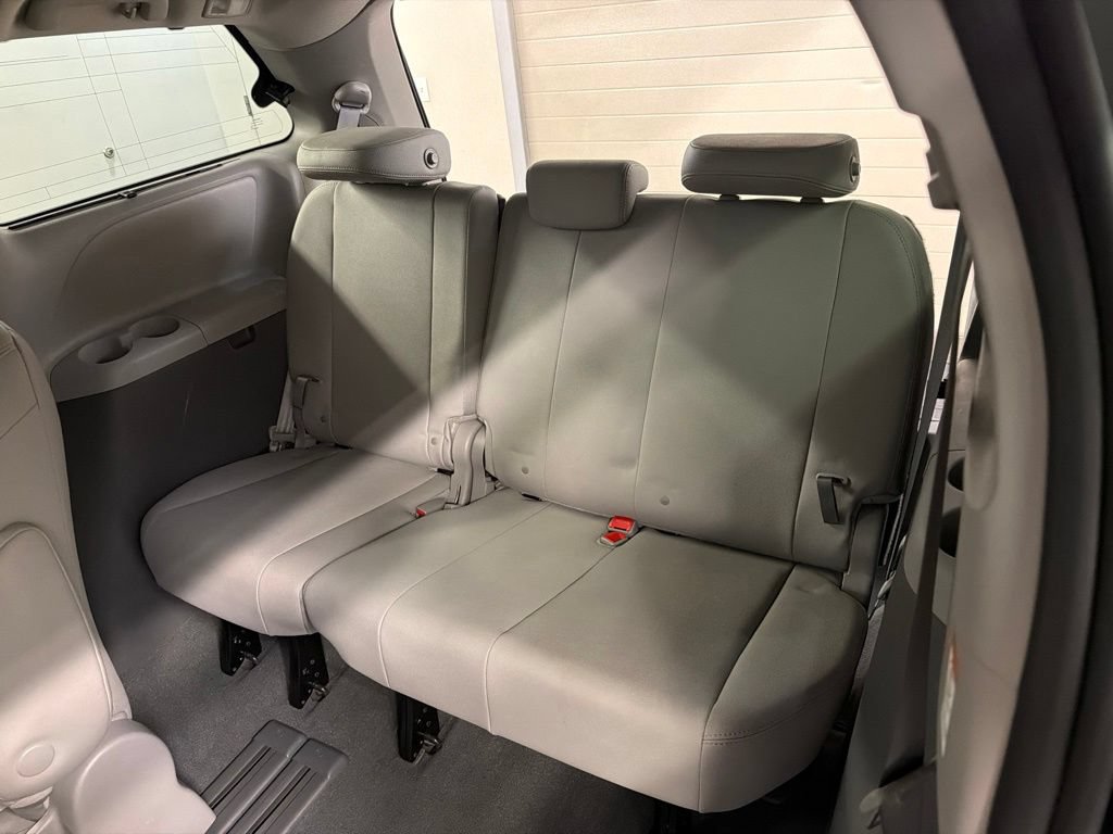 Used 2020 Toyota Sienna XLE Premium FWD image 29