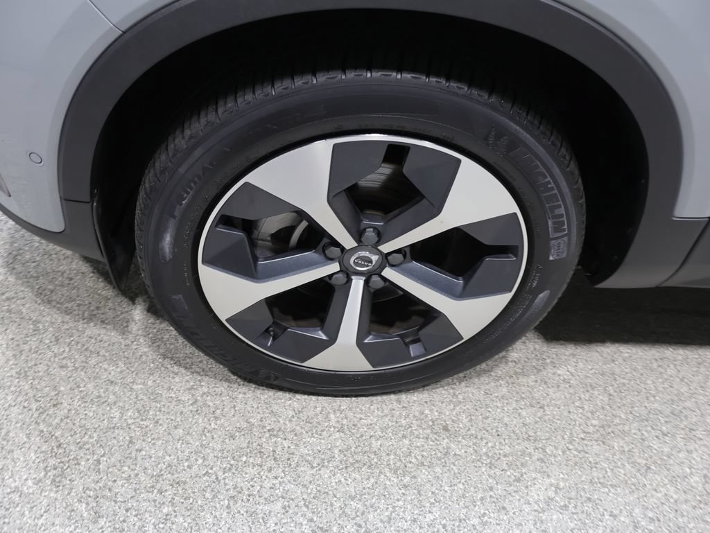 Used 2024 Volvo XC40 B5 Plus AWD/4WD image 8