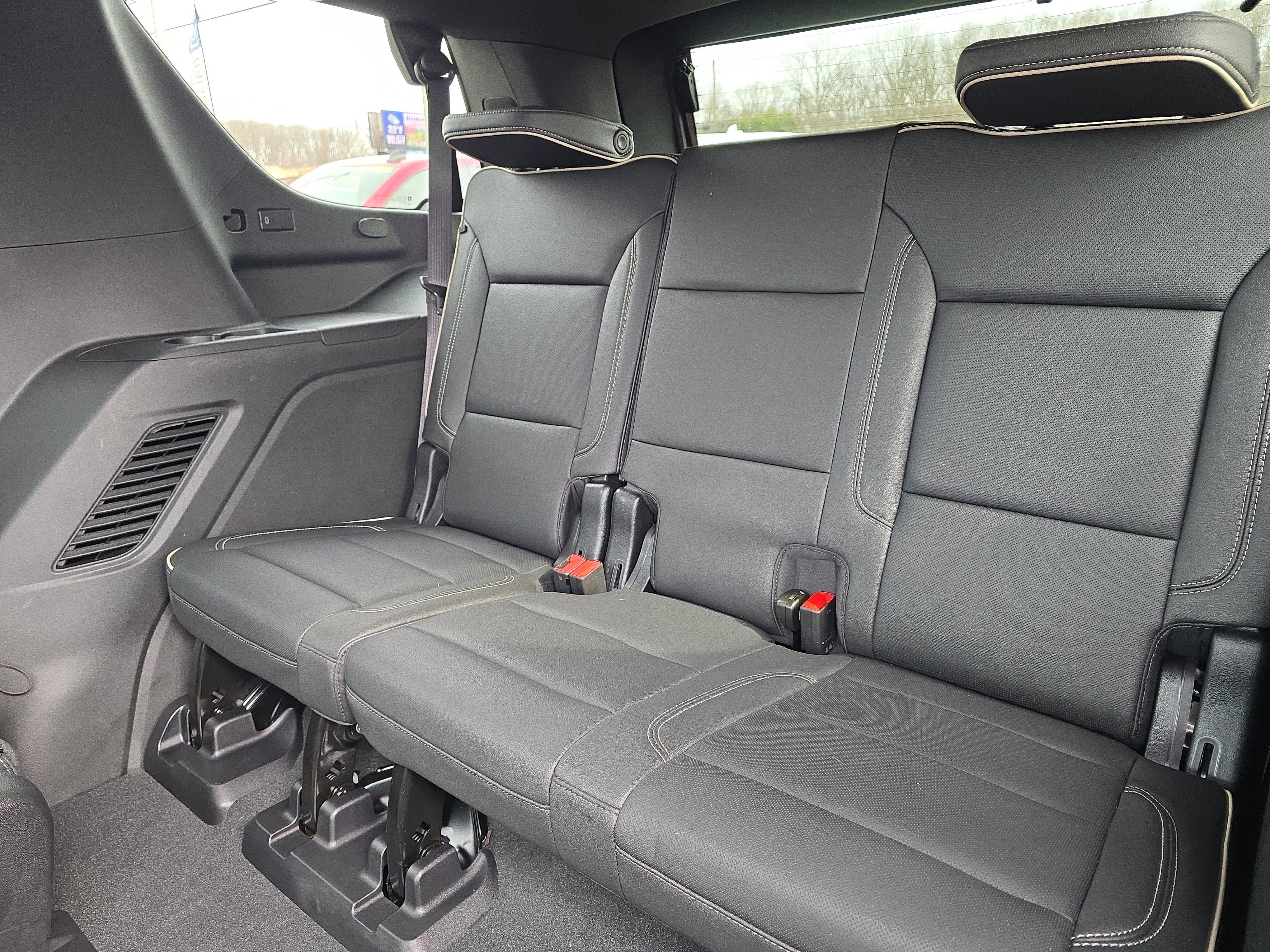 Used 2024 GMC Yukon SLT w/ SLT Luxury Package image 18