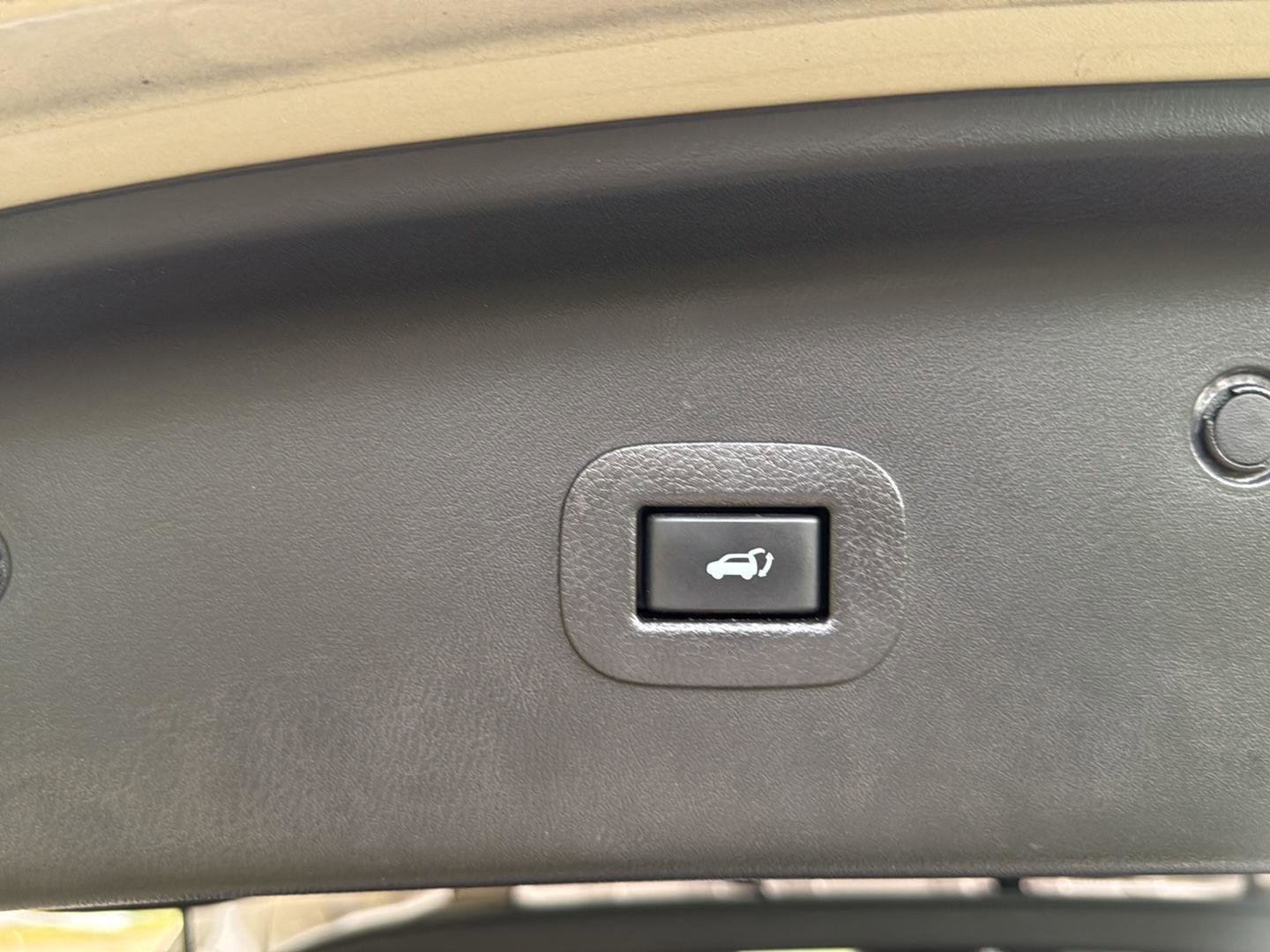 Used 2023 INFINITI QX80 Sensory w/ All-Season Package image 12