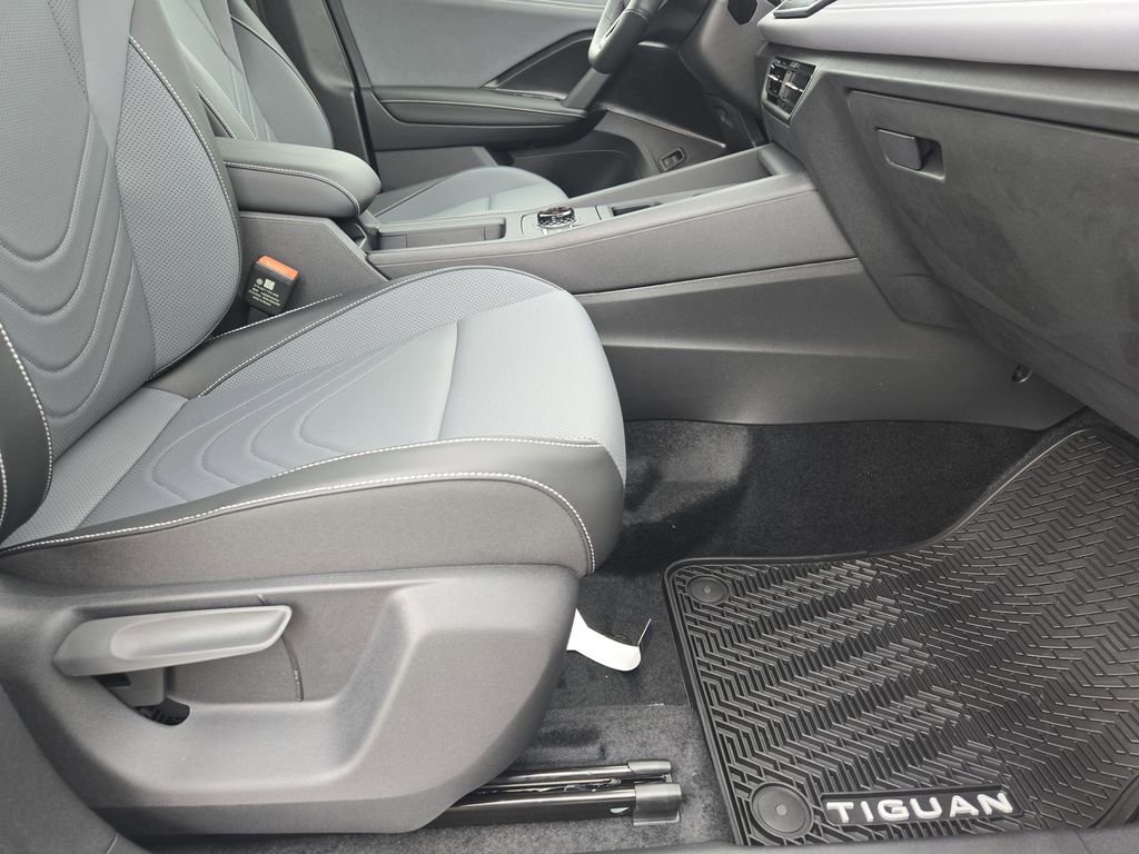 New 2026 Volkswagen Tiguan SE R-Line image 12