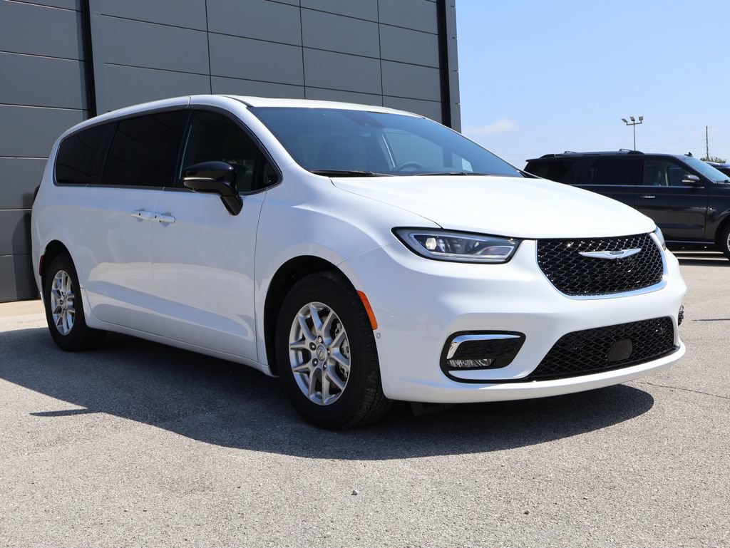 New 2026 Chrysler Pacifica Select FWD image 6